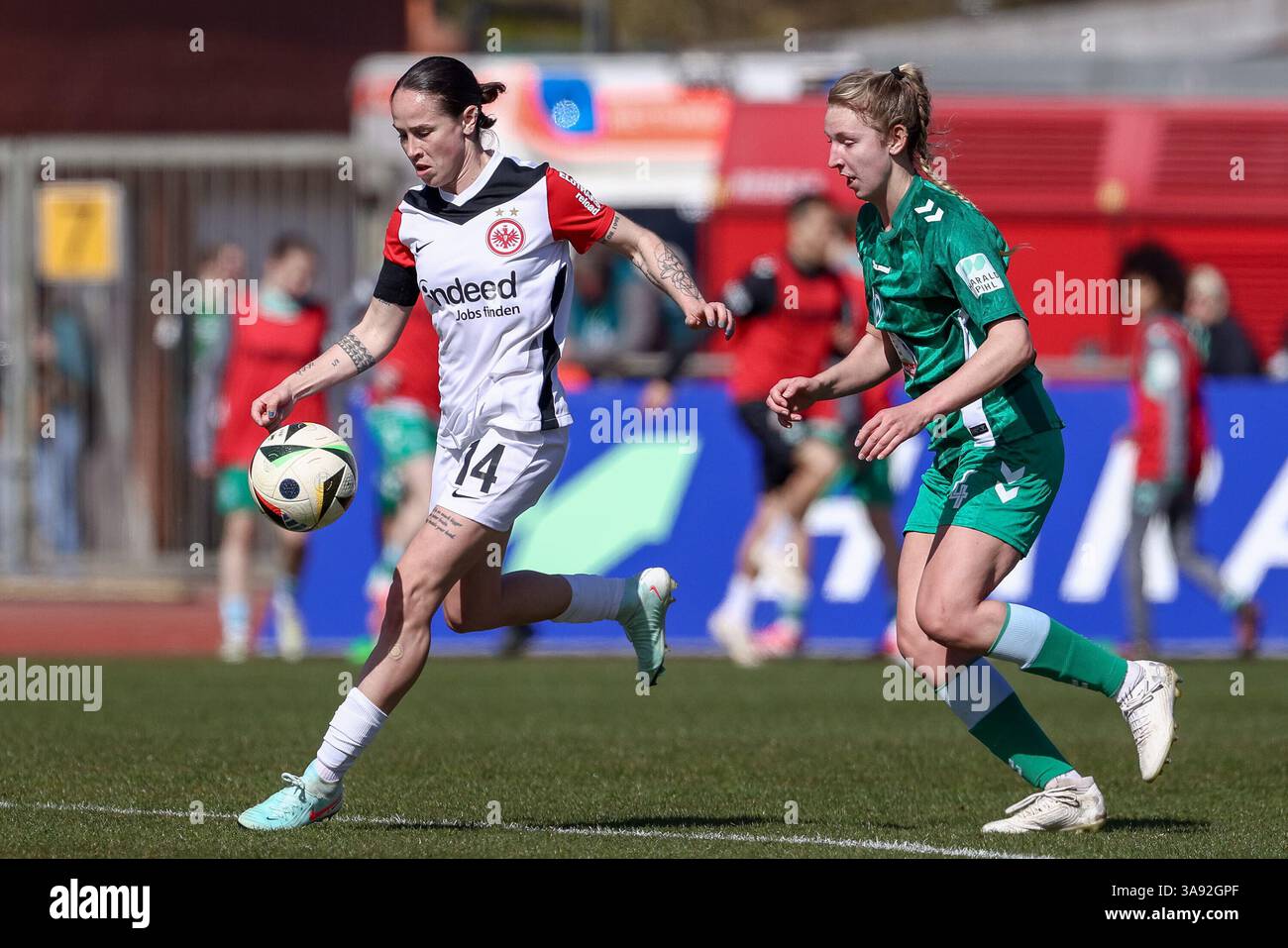 v.li. Geraldine Reuteler (Eintracht Frankfurt, 14) und Kaylie Ronan (SV Werder Bremen, 4) im
