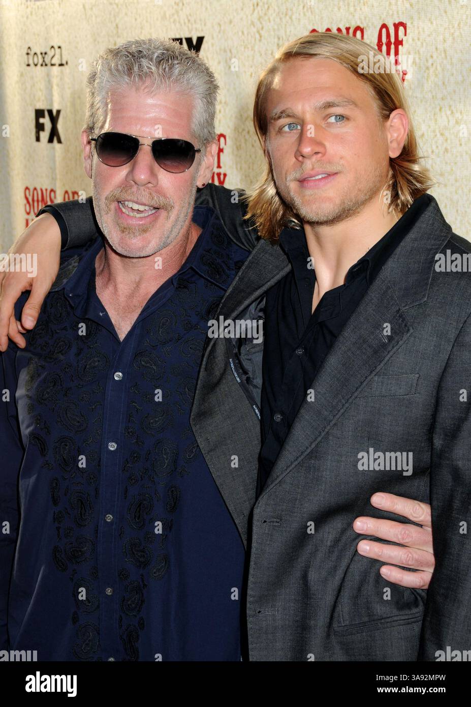 Charlie hunnam sons anarchy 2008 hi-res stock photography and images - Alamy, image size:927x1390