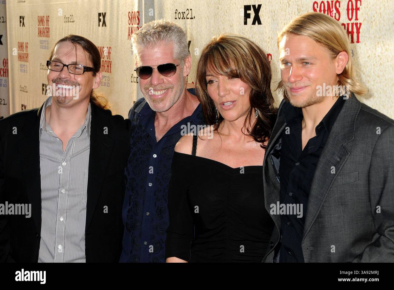 Charlie hunnam sons anarchy 2008 hi-res stock photography and images - Alamy, image size:1300x956