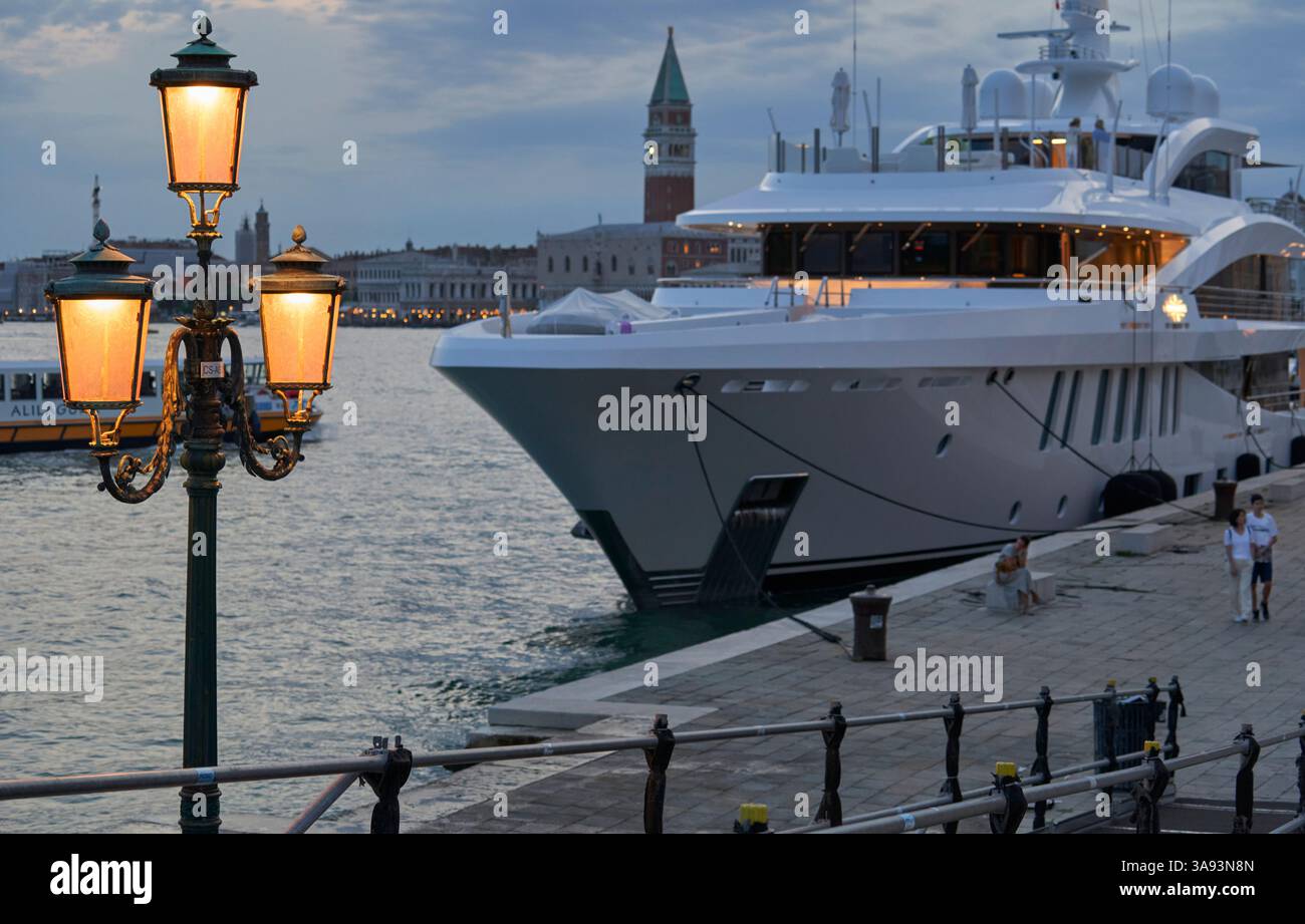 Luxurious Yacht On The Anchor In Venice Stock Photo Alamy luxurious-yacht-on-the-anchor-in-venice-stock-photo-alamy