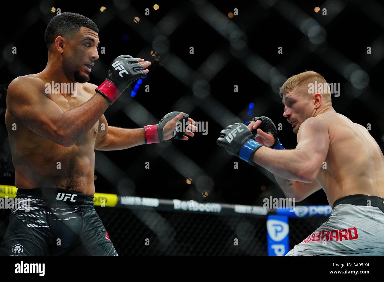 Mexico City, Mexico, United States. 29th Mar, 2025. MEXICO CITY, MEXICO - MARCH 29: Marquel Mederos and Austin Hubbard step into the octagon for a 3-round bout at UFC Fight Night - Moreno vs Erceg at Arena CDMX on March 29, 2025 in Mexico City, Mexico (Photo by Louis Grasse/PxImages) Credit: Px Images/Alamy Live News Stock Photo