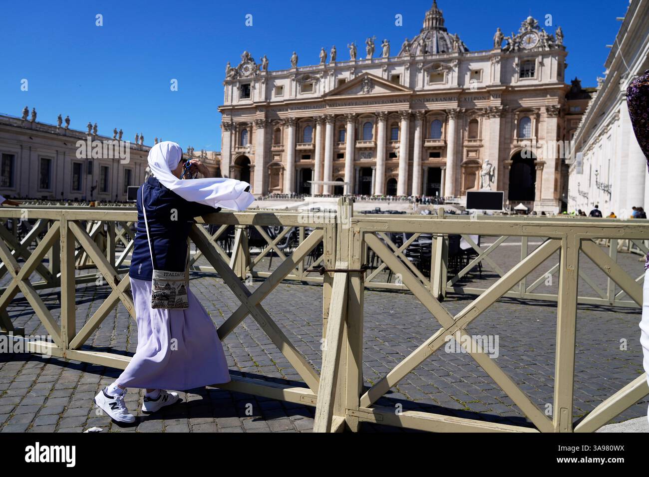 a-nun-prays-near-the-apostolic-place-where-pope-francis-delivers-the
