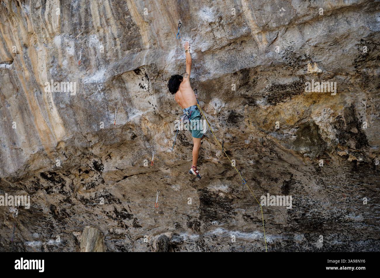 Overhanging wall hi-res stock photography and images - Alamy