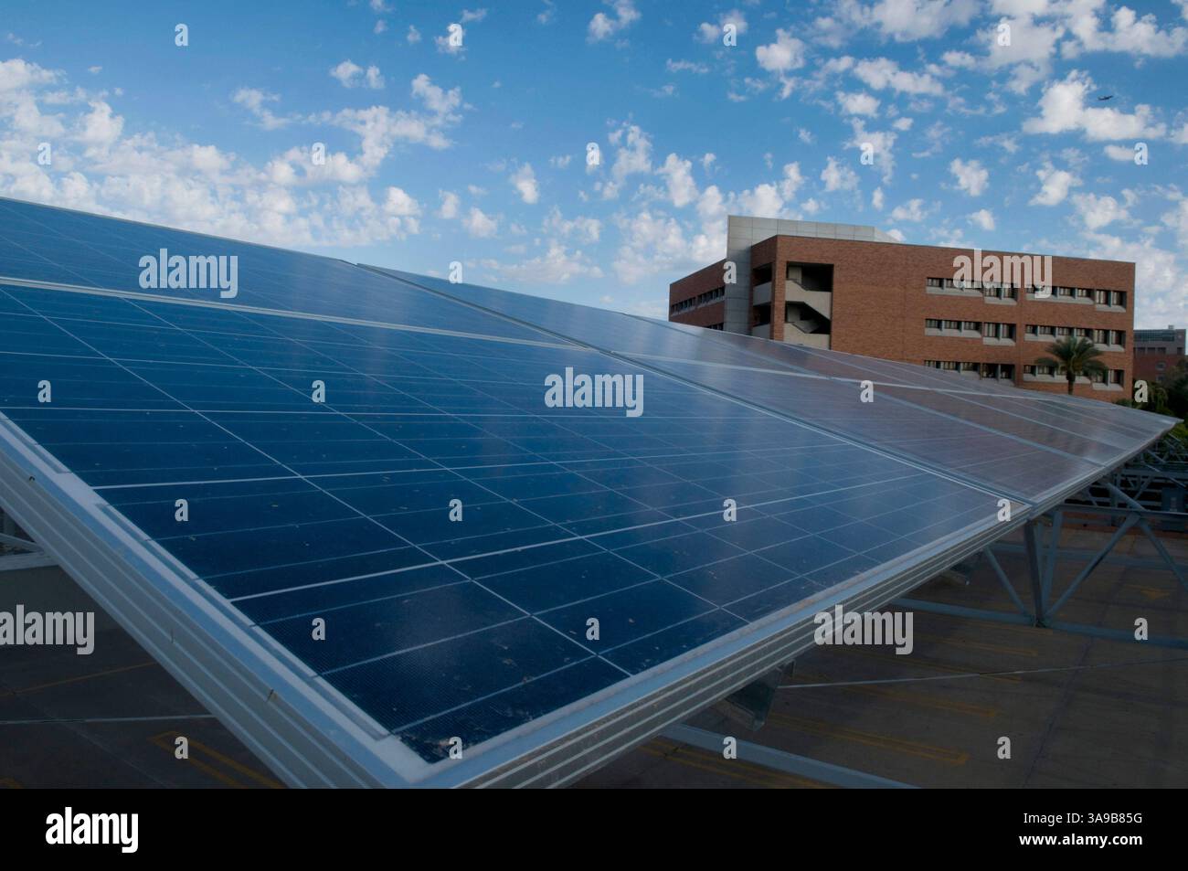 August 24, 2009 - Tempe, Arizona, U.S. - A solar array generating 880 ...