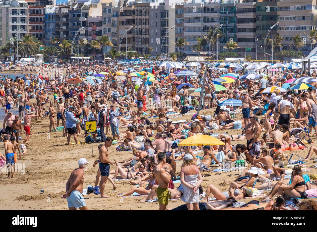 Gran Canaria, Canary Islands, Spain, 30th March 2025. Tourists, many British and German, join locals on a packed city beach in Las Palmas, the capital of Gran Canaria. Credit: Alan Dawson/Alamy Live News. Stock Photo