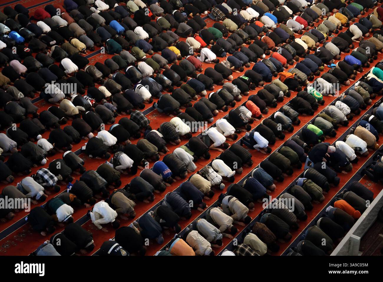 (250330) -- ANKARA, March 30, 2025 (Xinhua) -- People pray during Eid al-Fitr at the Kocatepe Mosque in Ankara, T¨¹rkiye, March 30, 2025. (Mustafa Kaya/Handout via Xinhua) Stock Photo