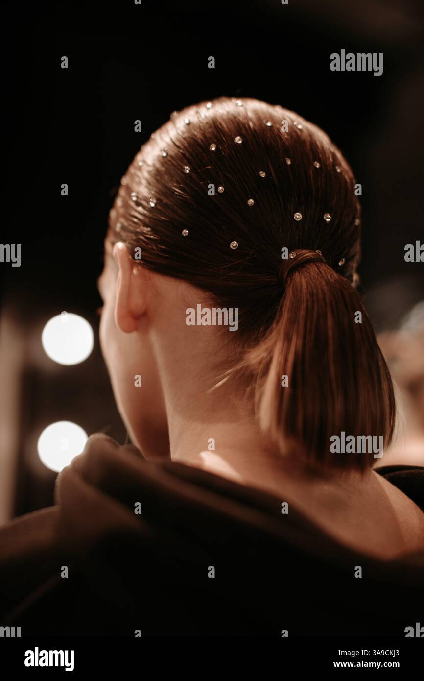 Bun hairstyle silhouette hi-res stock photography and images - Alamy
