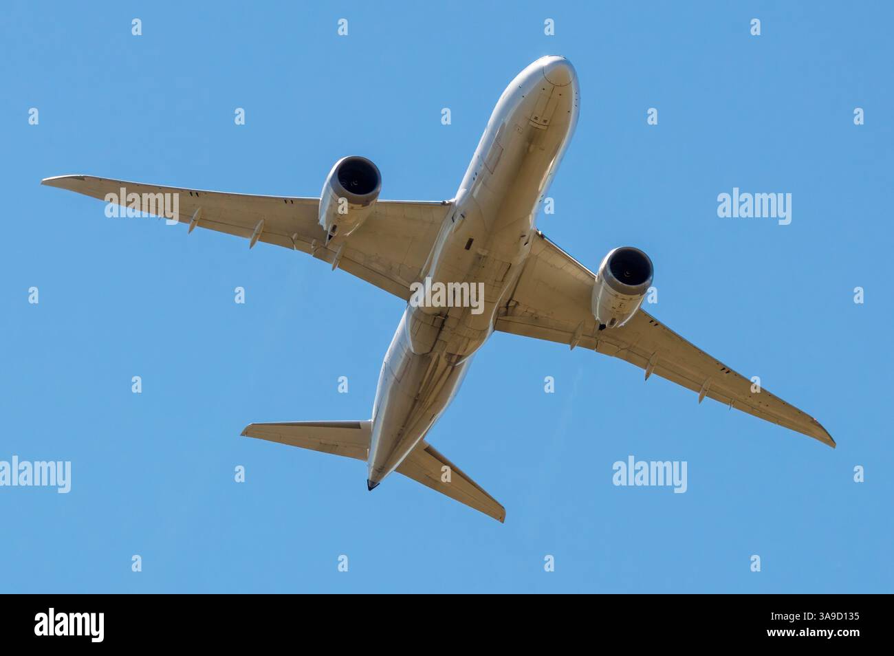 Boeing 787 long-haul airliner turning for short final Stock Photo - Alamy