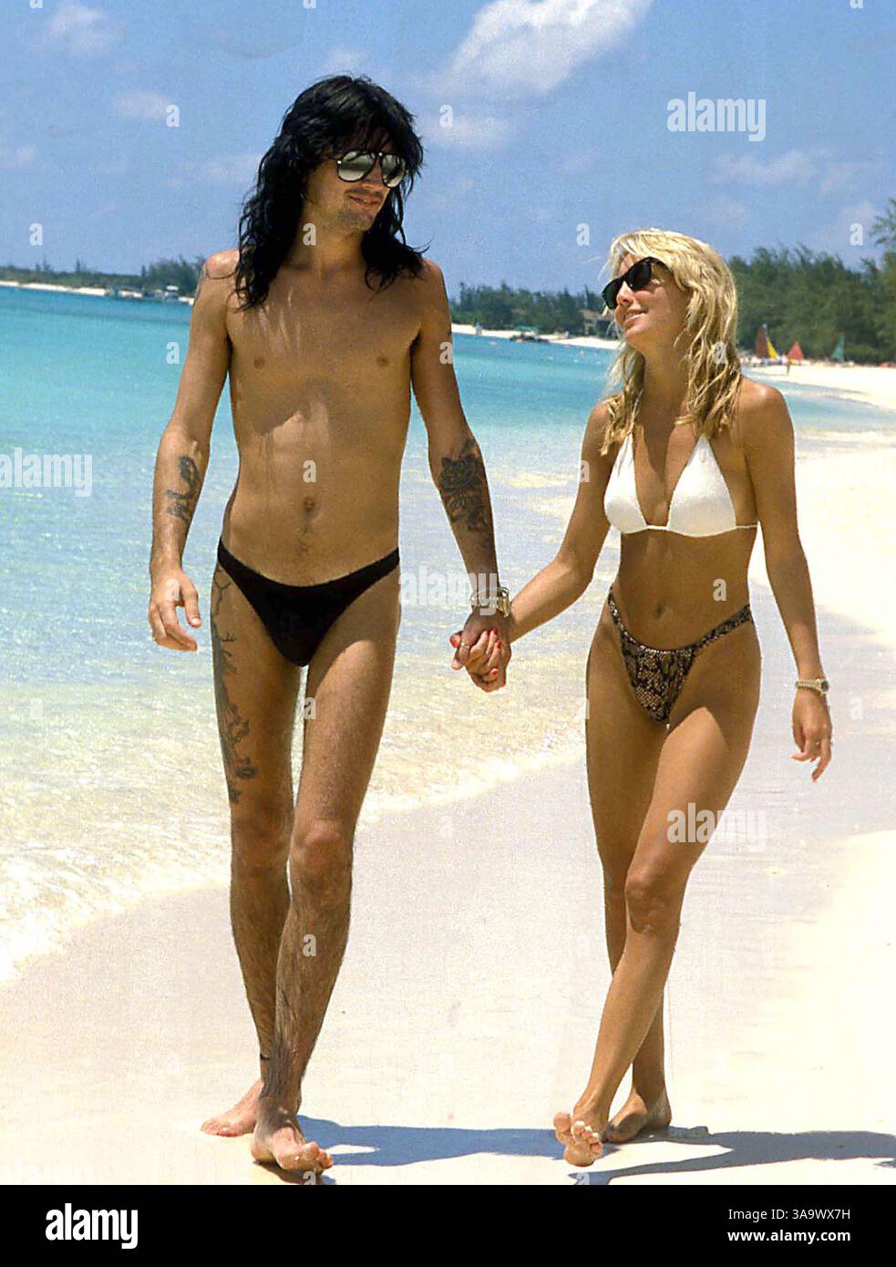 Tommy Lee And Heather Locklear 1986 Credit: Ralph Dominguez/MediaPunch  Stock Photo - Alamy, image size:983x1390