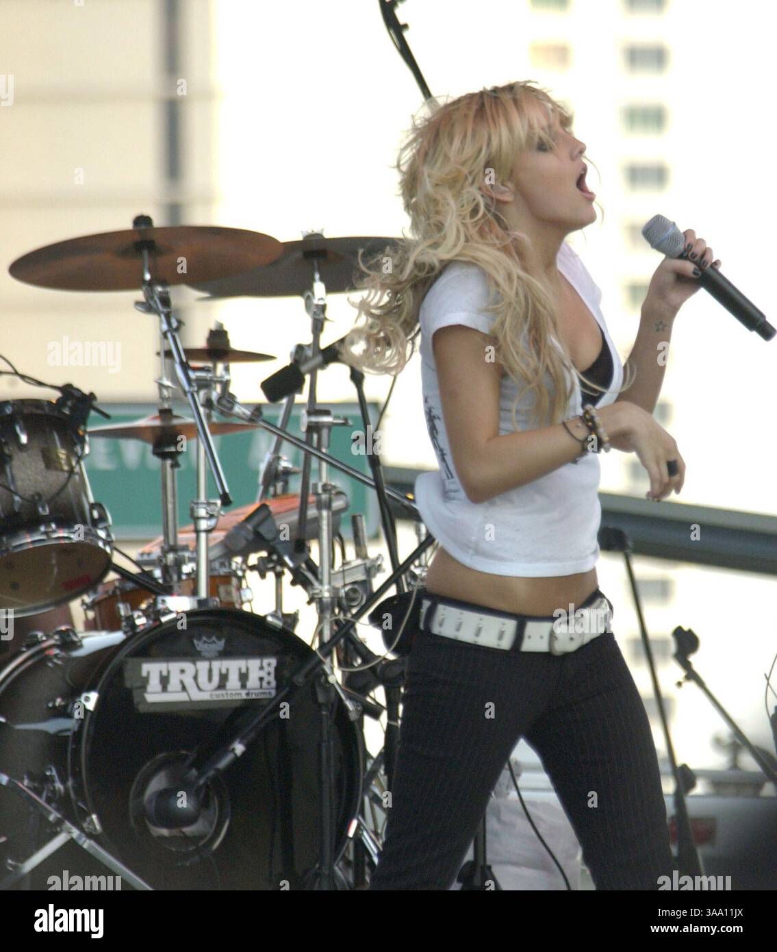 May 06, 2006; West Palm Beach, FL, USA; Singer ASHLEE SIMPSON performs ...