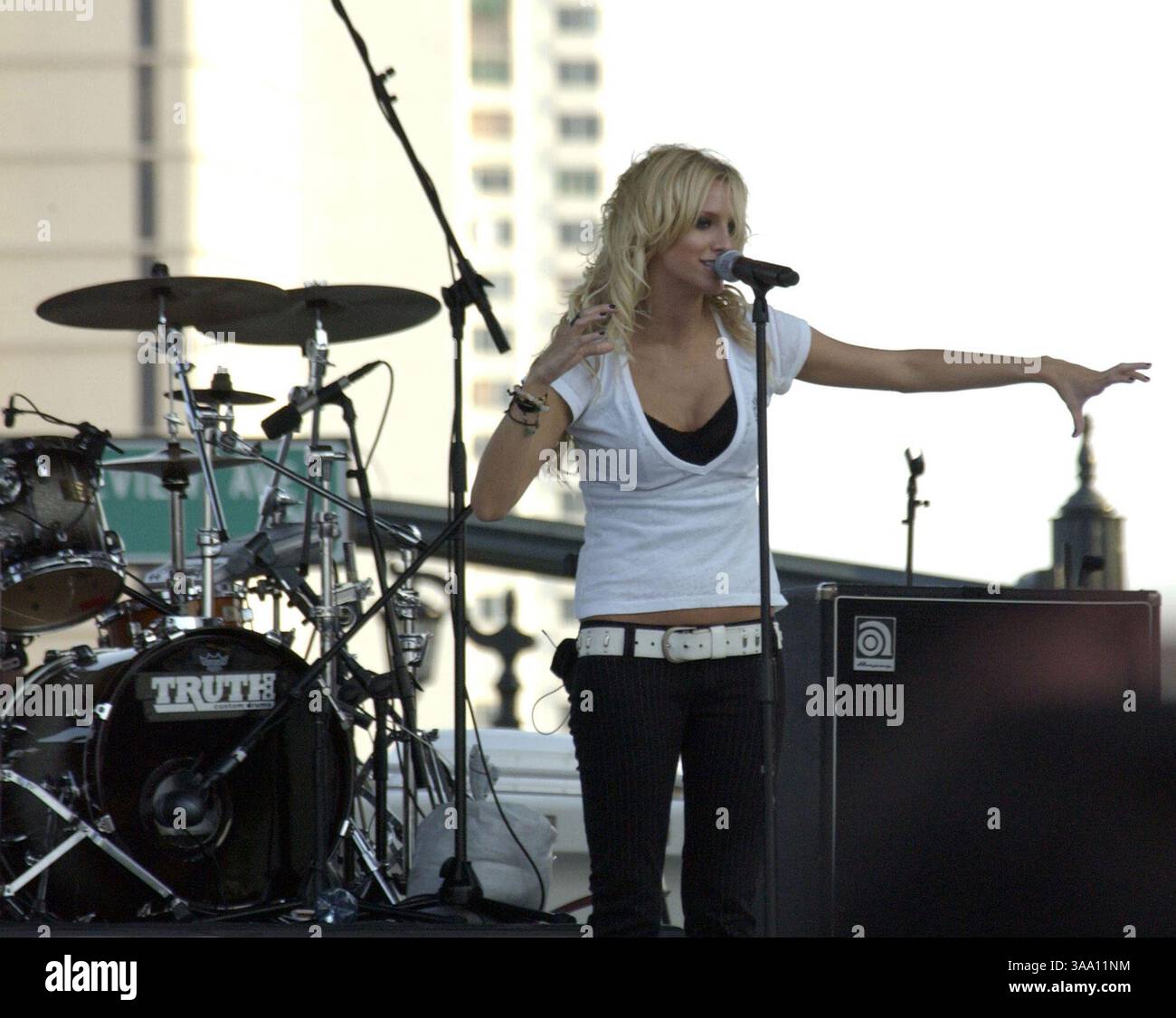 May 06, 2006; West Palm Beach, FL, USA; Singer ASHLEE SIMPSON performs ...