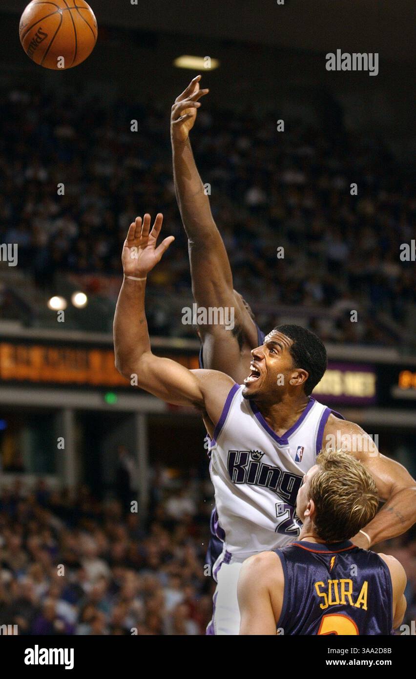 The Kings Jim Jackson splits the defense and drives past Bobby Sura of Golden State in route to the basket. Picture taken at Arco Arena in March 2003. Sacramento Bee Jose Villegas/ZUMA Press Stock Photo