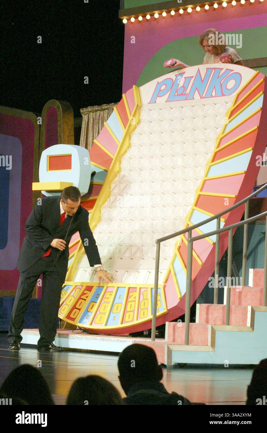Ein Spieler spielt Plinko auf einer physischen Casino-Bühne, illustriert den Ursprung des Games.