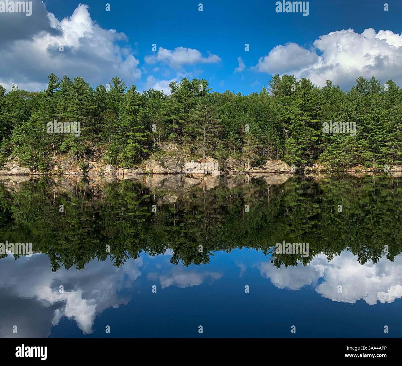 Rocky lake shore detail hi-res stock photography and images - Alamy