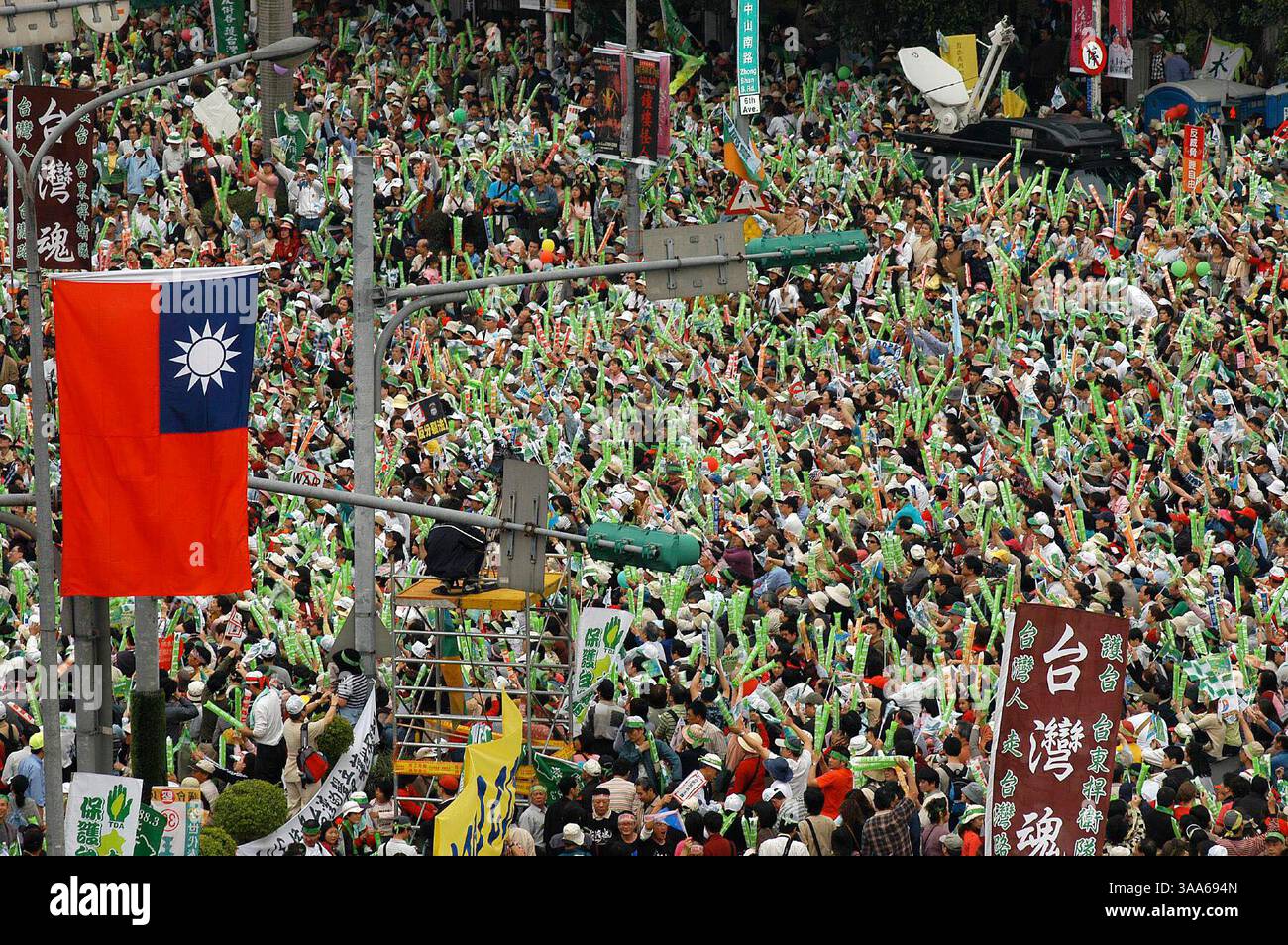 Mar 26, 2005; Taipei, TAIWAN; Protestors converge near the Presidential ...
