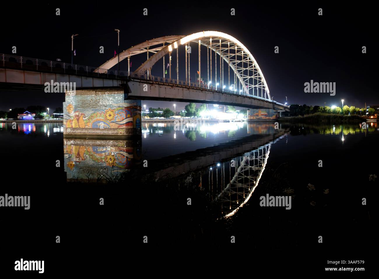 White steel arch bridge hi-res stock photography and images - Alamy