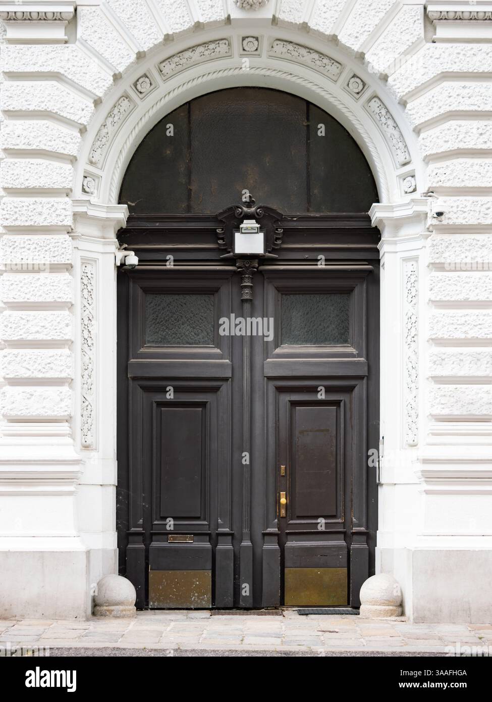 Closed door double doors hi-res stock photography and images - Alamy