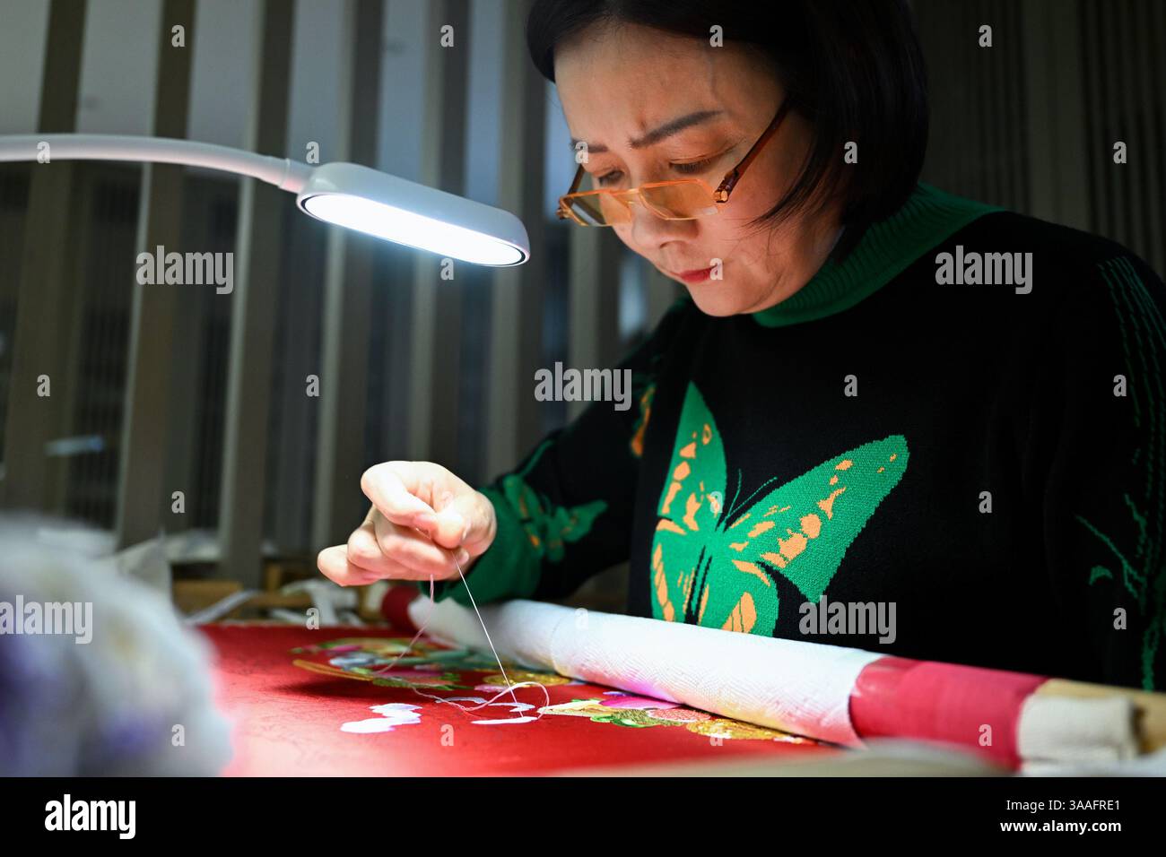 (250401) -- WUHAN, April 1, 2025 (Xinhua) -- Ren Wei makes an ...
