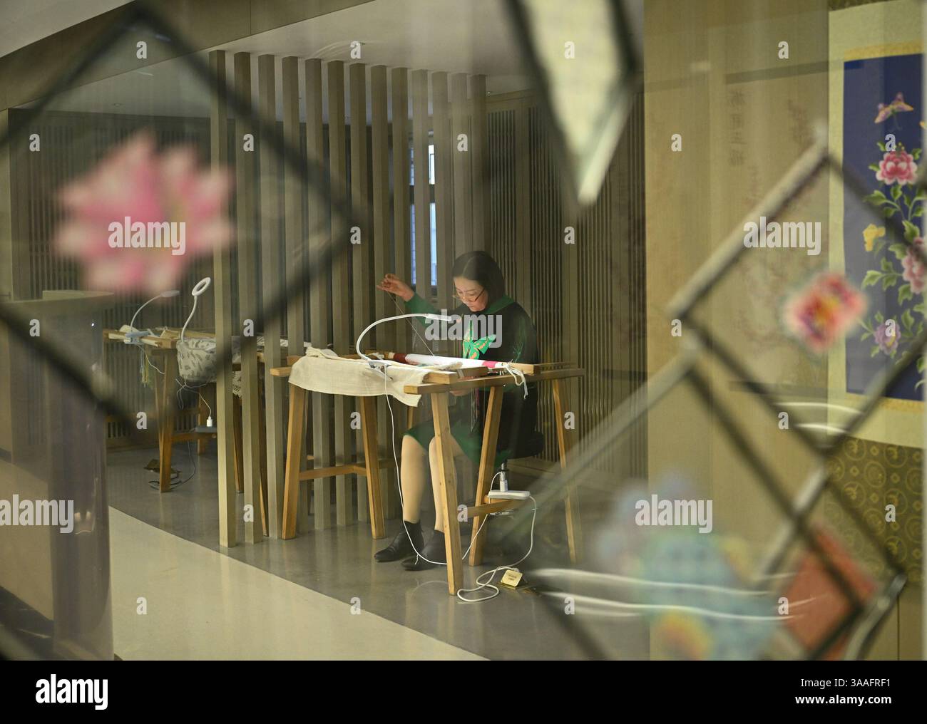 (250401) -- WUHAN, April 1, 2025 (Xinhua) -- Ren Wei makes an ...