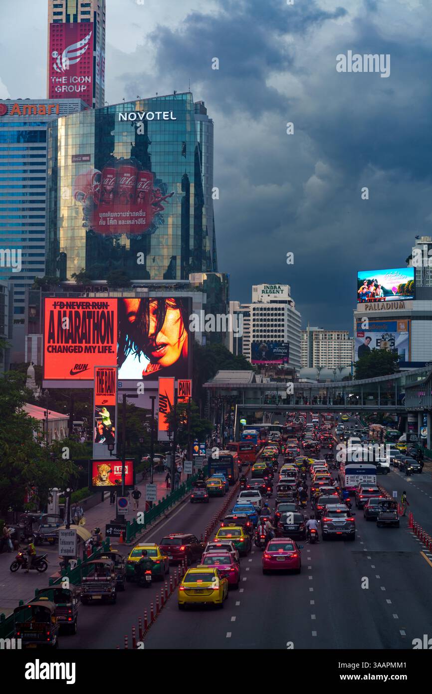 Bustling city scene features hi-res stock photography and images - Alamy