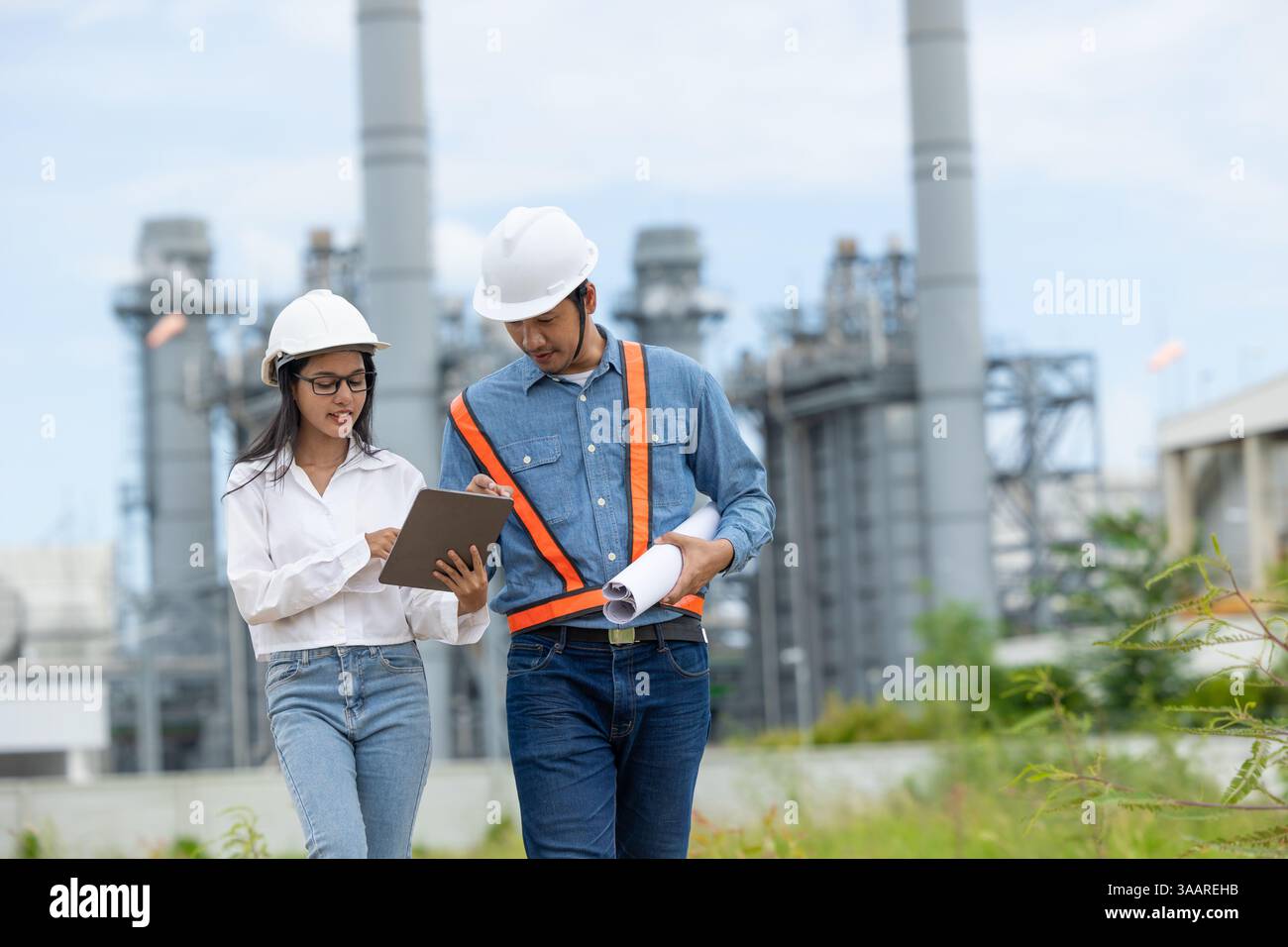 Refinery Project Manager Picture Examples Professional petroleum refinery engineer team working together meeting ...