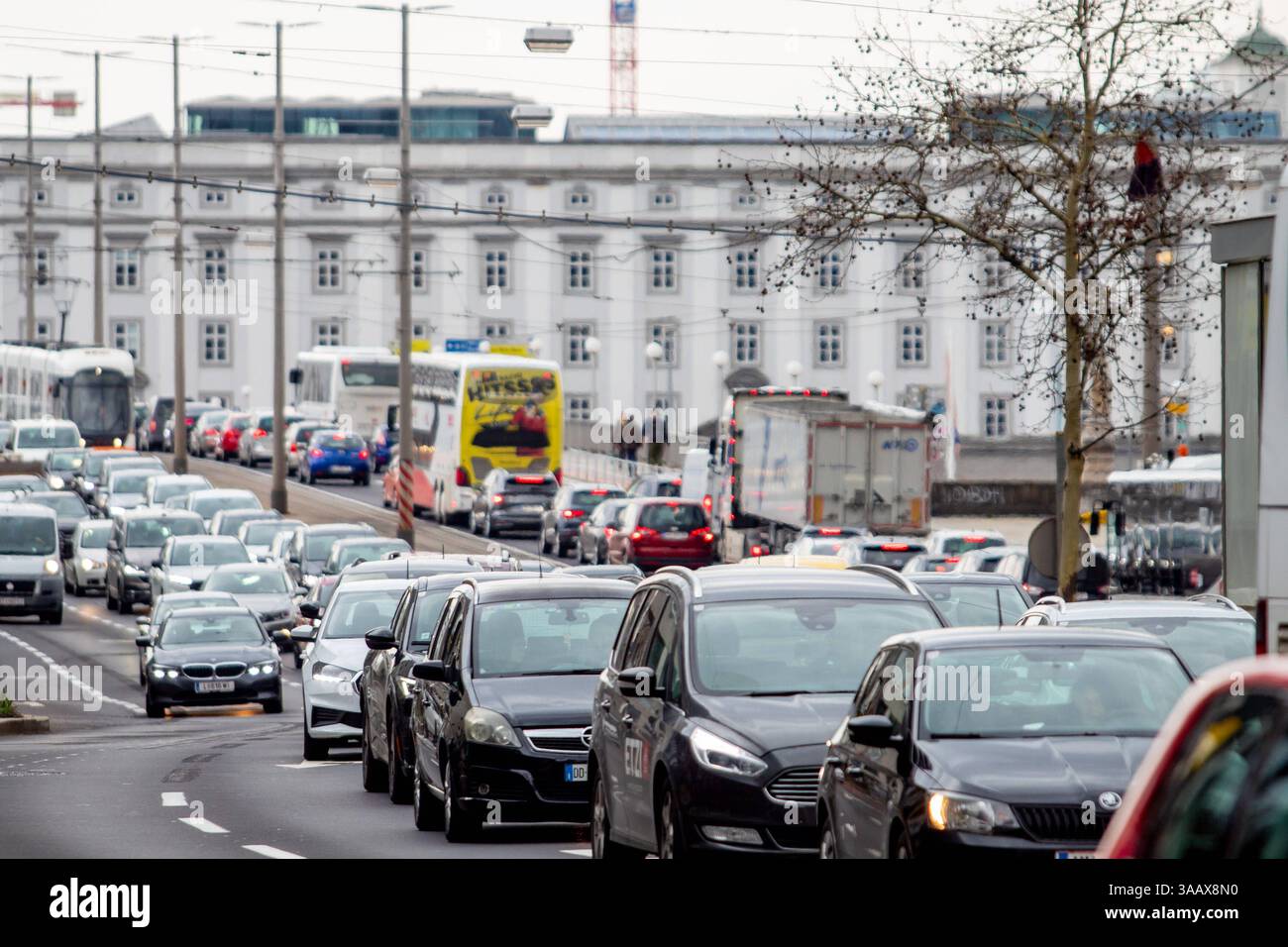 Linz, Verkehr 01.04.2025, LINZ, AUT, im Bild Themenbild, Verkehr, Stau ...