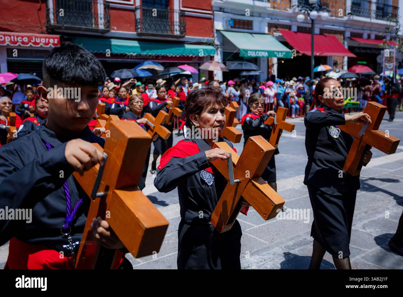 Hundreds join Holy Week procession under the sun, honoring Catholic ...