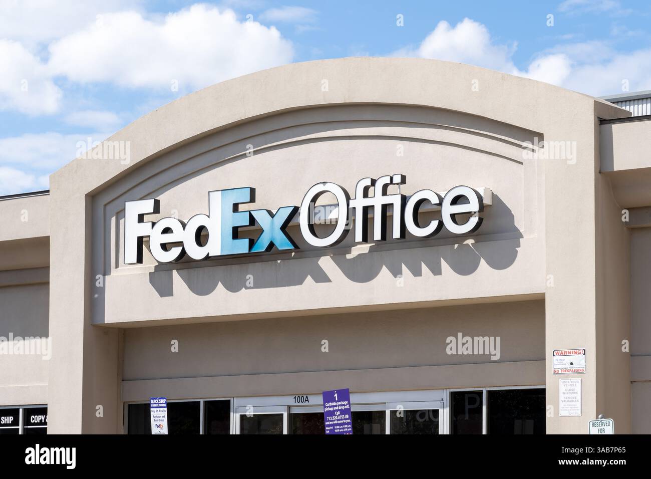 Fedex office entrance hi-res stock photography and images - Alamy