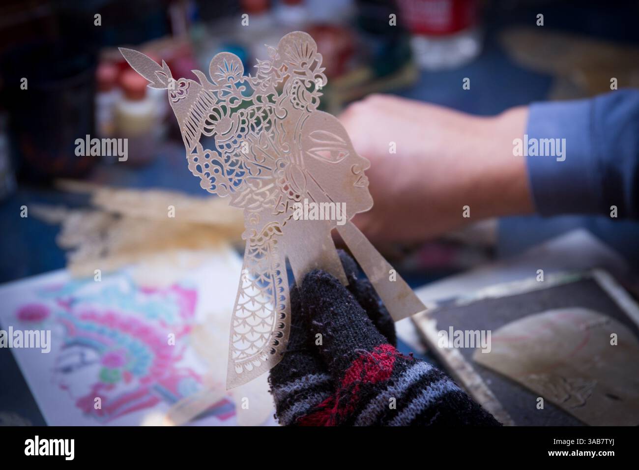Chinese silhouette puppets hi-res stock photography and images - Alamy