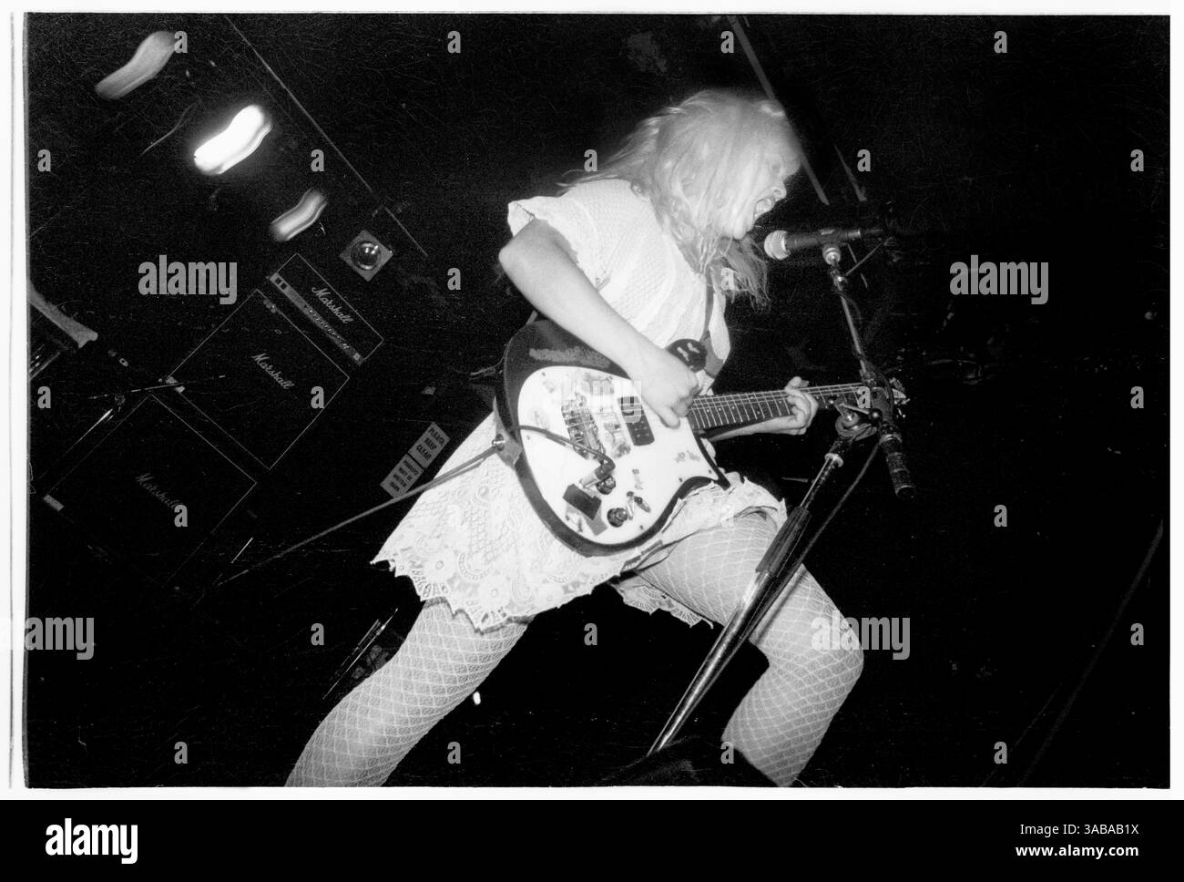 babes-in-toyland-concert-1993-kat-bjelland-singer-and-lead-guitarist