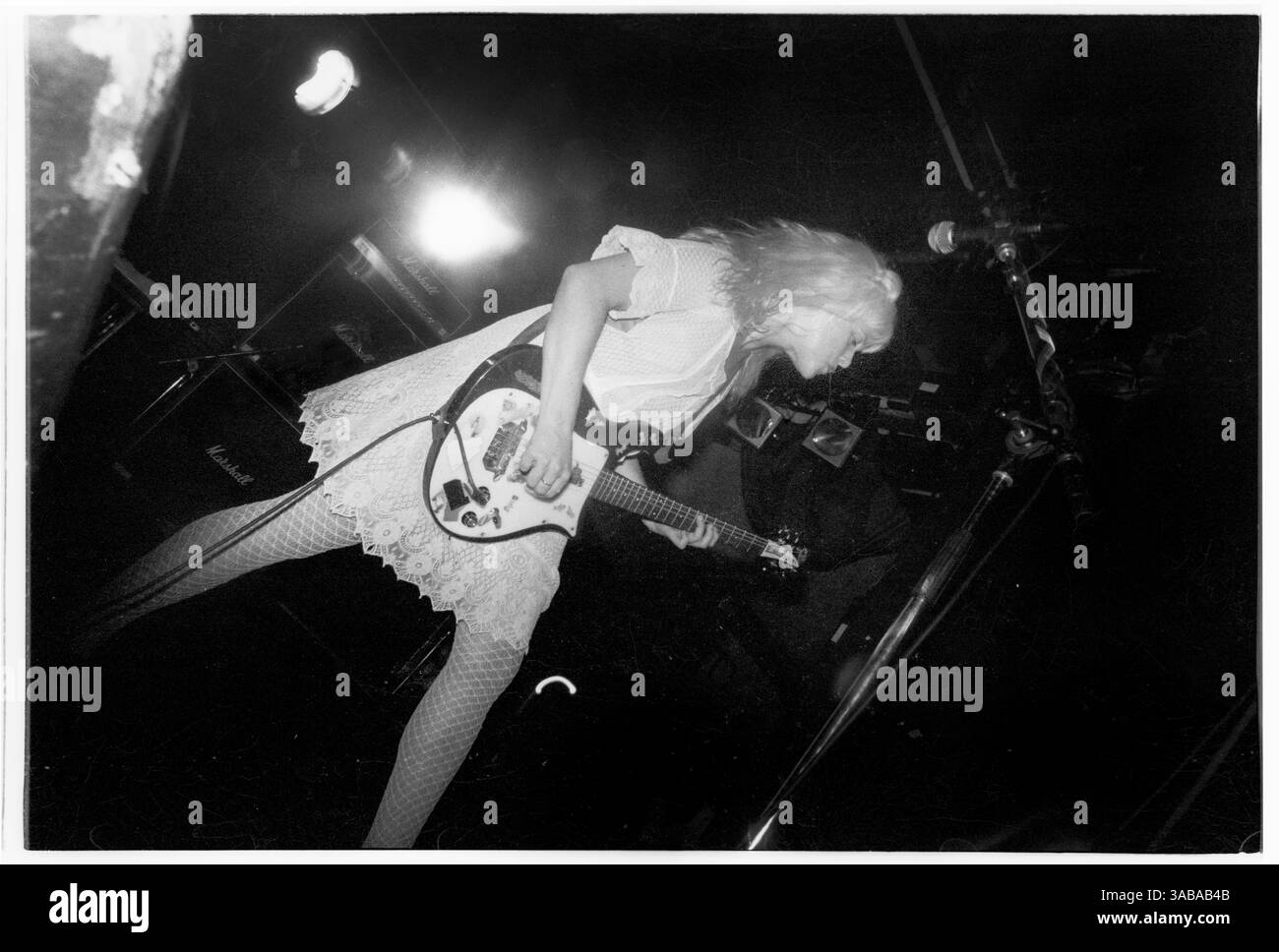 babes-in-toyland-concert-1993-kat-bjelland-singer-and-lead-guitarist