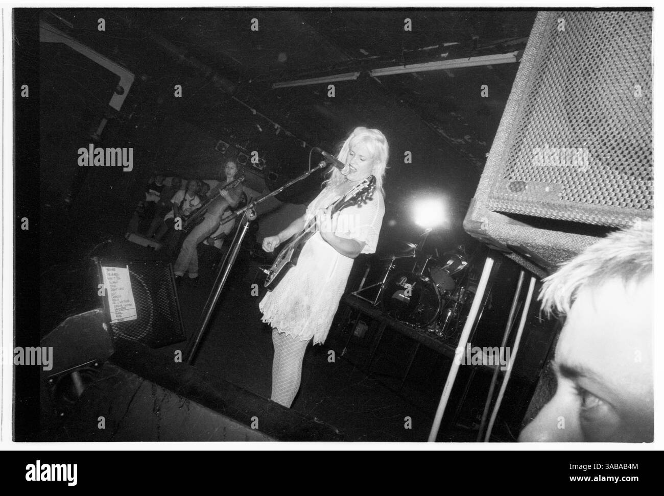 babes-in-toyland-concert-1993-kat-bjelland-singer-and-lead-guitarist