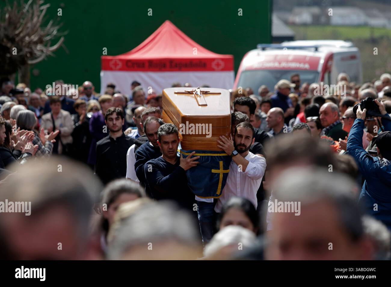Several people carry the coffins of the deceased miners in Asturias ...