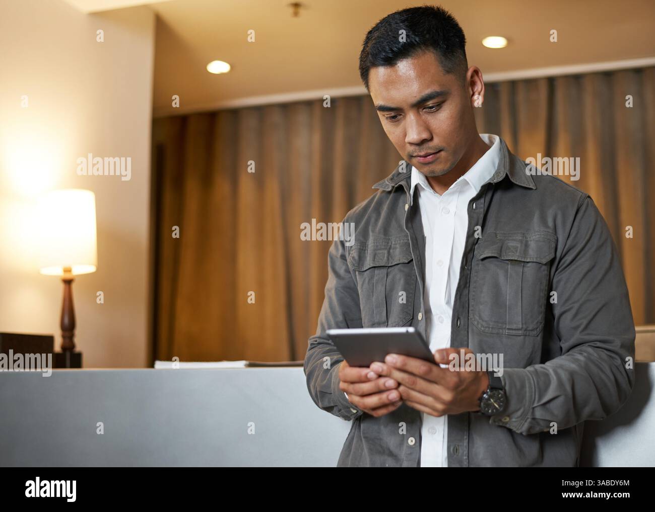 Hotel lobby guests hi-res stock photography and images - Alamy