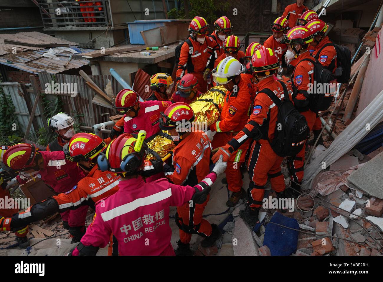 (250402) -- MANDALAY, April 2, 2025 (Xinhua) -- Members of the Chinese ...