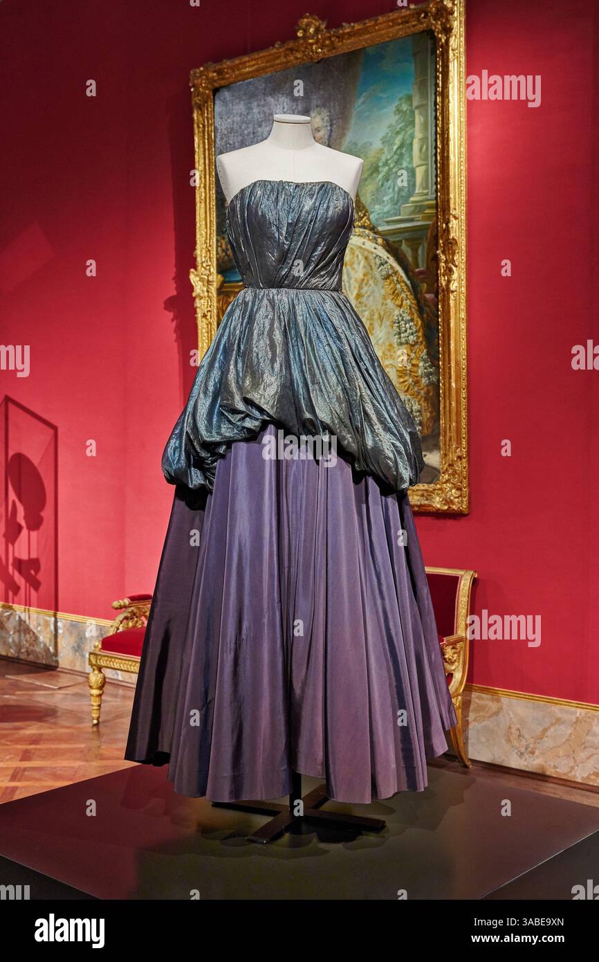 Elsa costume hi-res stock photography and images - Alamy