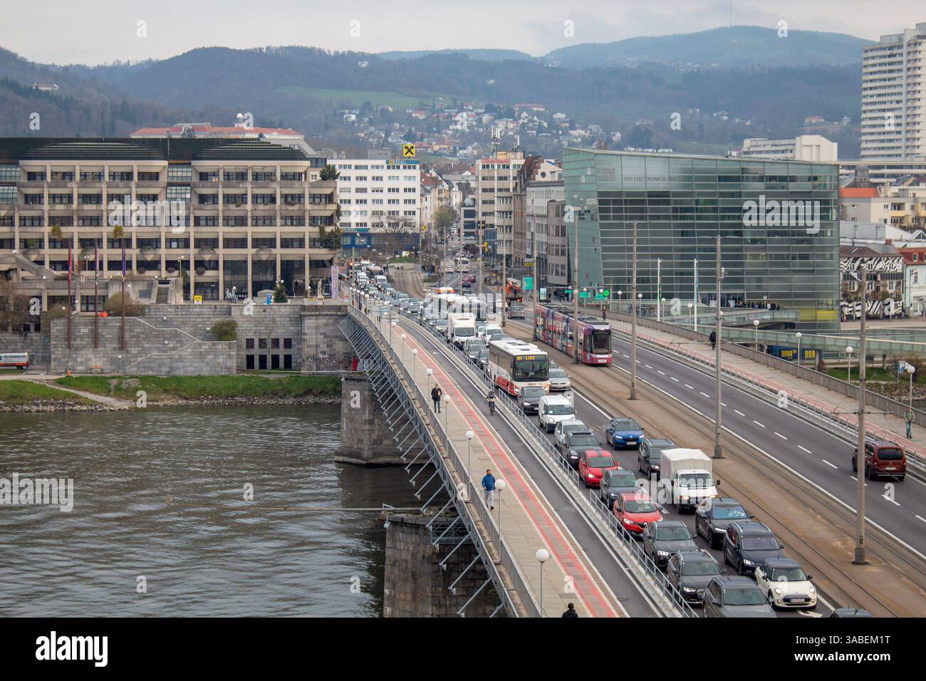 Linz, Verkehr 02.04.2025, LINZ, AUT, im Bild Themenbild, Verkehr, Stau ...