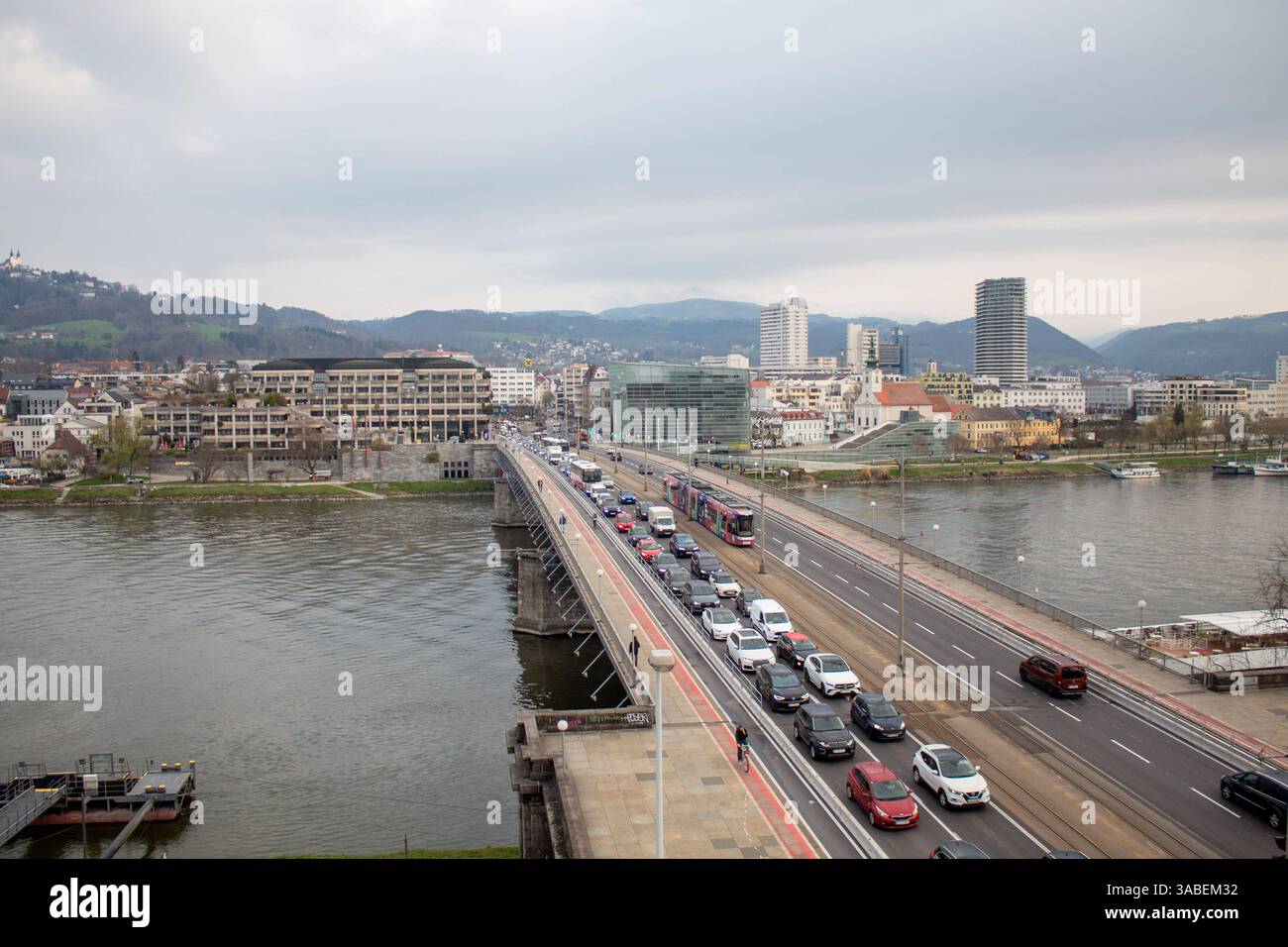 Linz, Verkehr 02.04.2025, LINZ, AUT, im Bild Themenbild, Verkehr, Stau ...