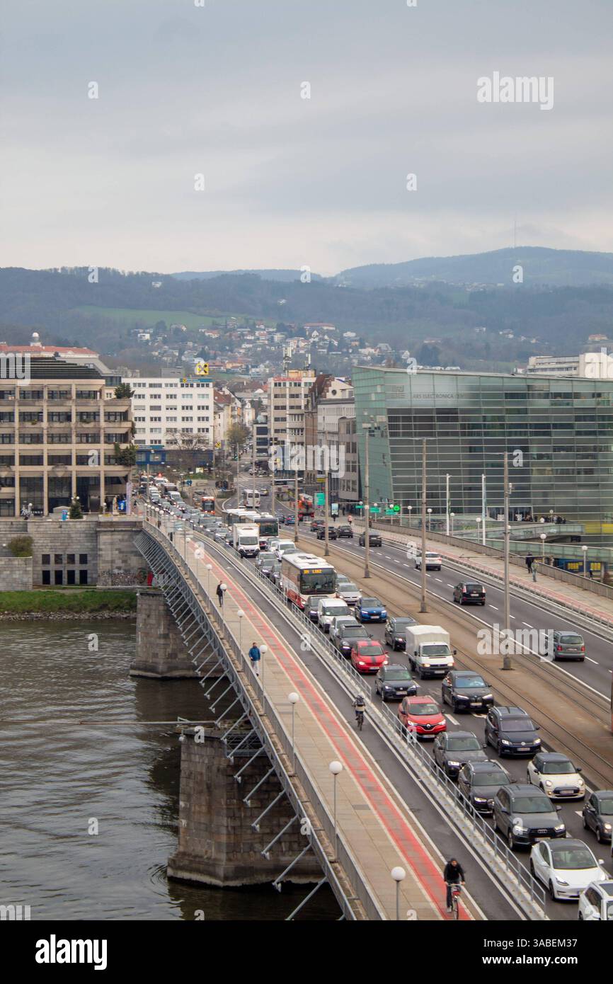 Linz, Verkehr 02.04.2025, LINZ, AUT, im Bild Themenbild, Verkehr, Stau ...