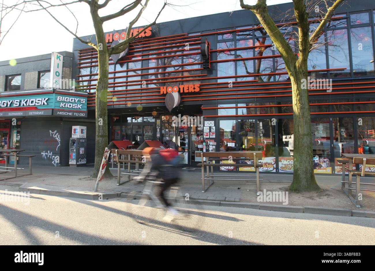 Filiale der US-Restaurantkette Hooters auf der Reeperbahn. St. Pauli Hamburg *** Branch of the US restaurant chain Hooters on the Reeperbahn St Pauli Hamburg Stock Photo