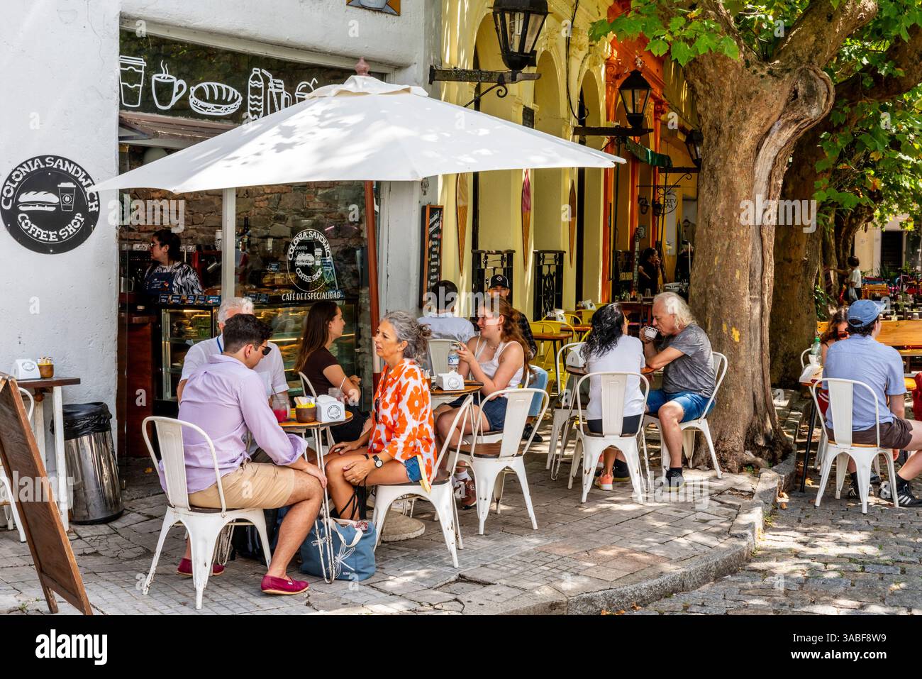 Customers at a street cafe hi-res stock photography and images - Page 3 -  Alamy, image size:1300x957