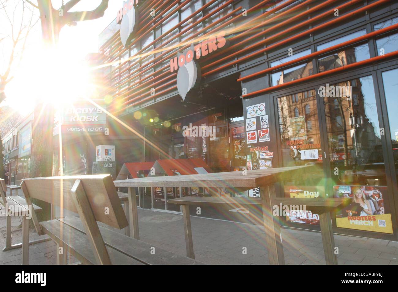 Filiale der US-Restaurantkette Hooters auf der Reeperbahn. St. Pauli Hamburg *** Branch of the US restaurant chain Hooters on the Reeperbahn St Pauli Hamburg Stock Photo