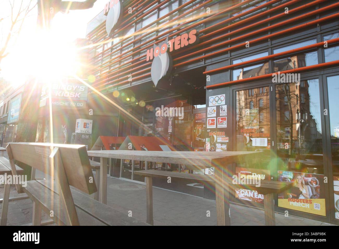Filiale der US-Restaurantkette Hooters auf der Reeperbahn. St. Pauli Hamburg *** Branch of the US restaurant chain Hooters on the Reeperbahn St Pauli Hamburg Stock Photo