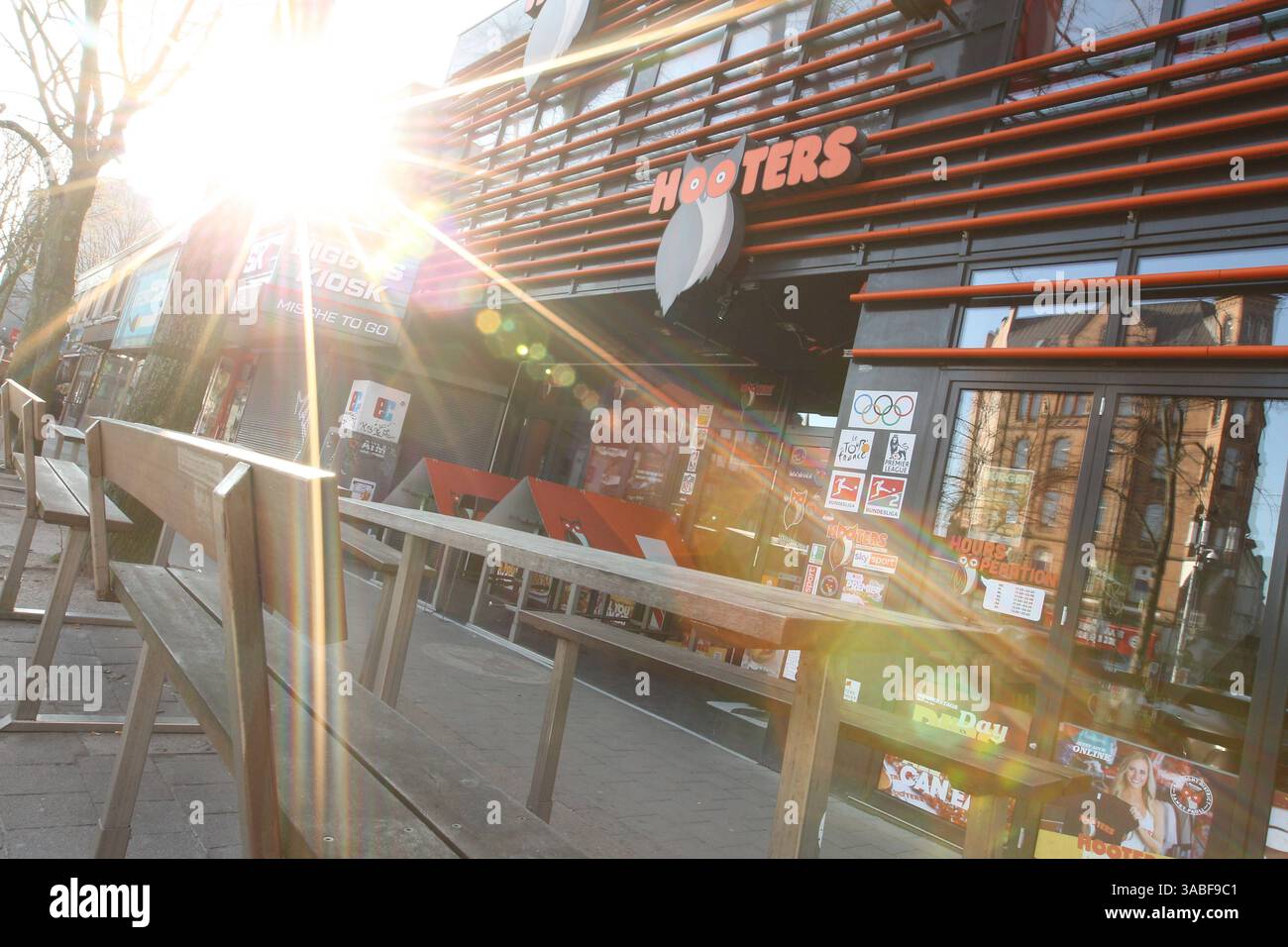 Filiale der US-Restaurantkette Hooters auf der Reeperbahn. St. Pauli Hamburg *** Branch of the US restaurant chain Hooters on the Reeperbahn St Pauli Hamburg Stock Photo