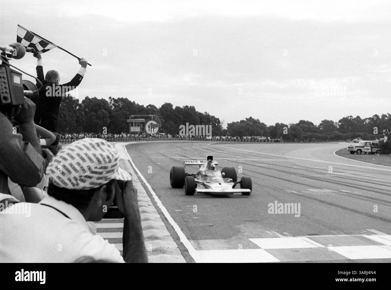 Jan 13, 1974 - Buenos Aires, ARGENTINA - DENNY HULME (NZL) McLaren M23 takes the chequered flag to steal a last lap victory during the Argentinean Grand Prix, Rd1, Buenos Aires, Argentina, 13 January 1974. (Credit Image: © Sutton Motorsports/ZUMA Press) RESTRICTIONS: North and South America RIGHTS ONLY! Stock Photo