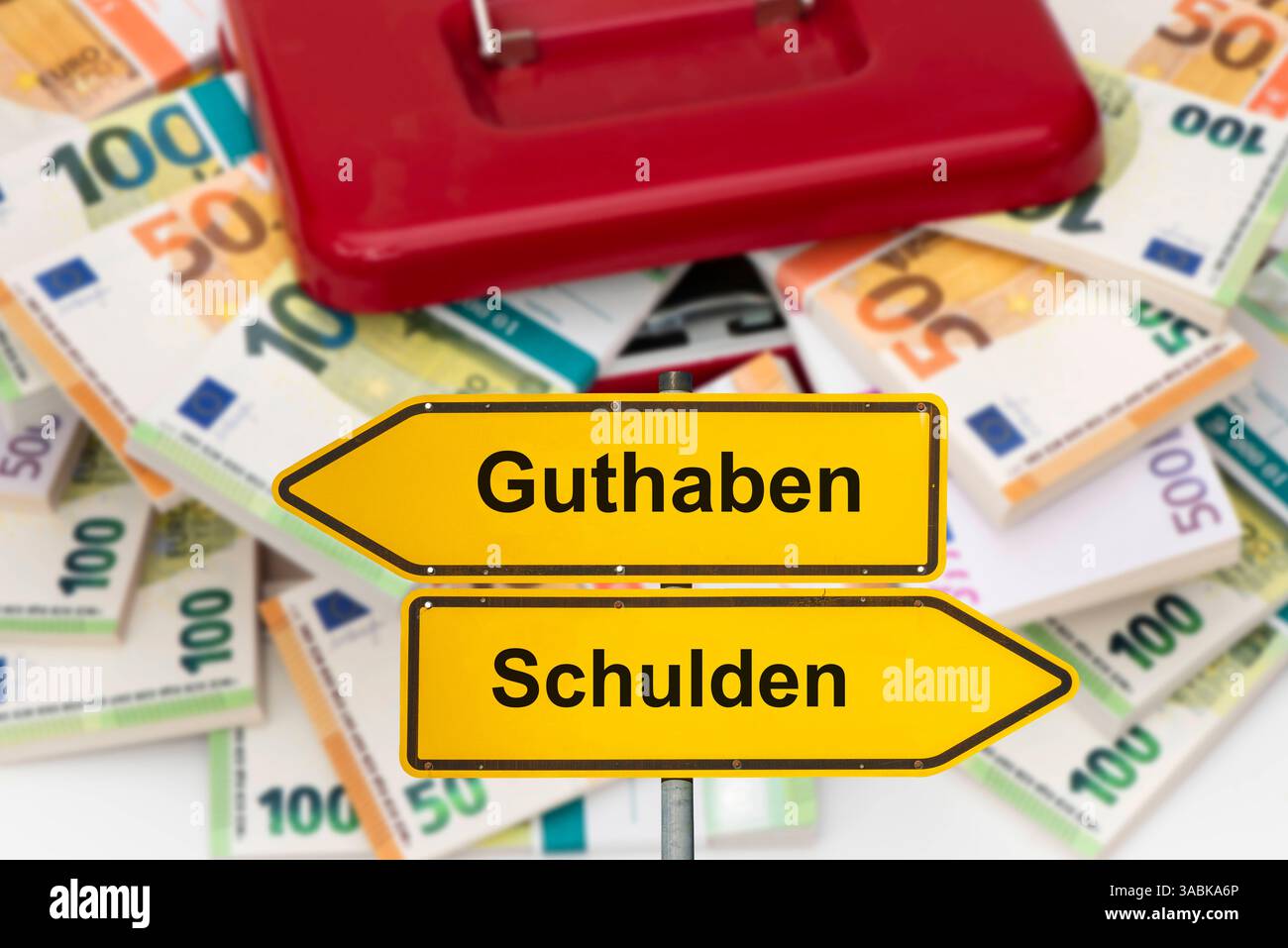 Finanzen Und Wirtschaft Vor Einer Geldkassette Mit Vielen B ndel Euro finanzen-und-wirtschaft-vor-einer-geldkassette-mit-vielen-b-ndel-euro