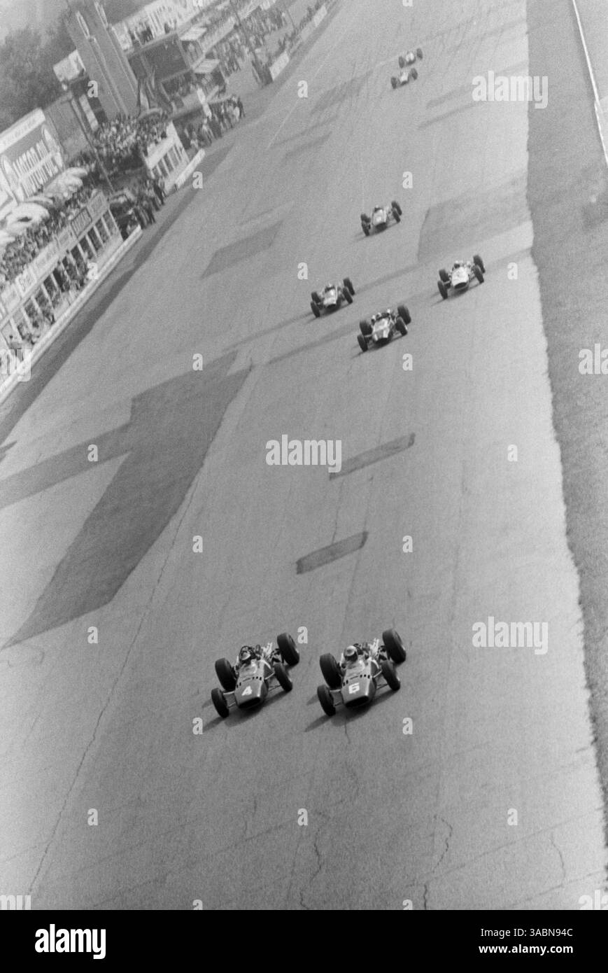 L to R): Second placed Mike Parkes (GBR) Ferrari 312 makes a move on ...