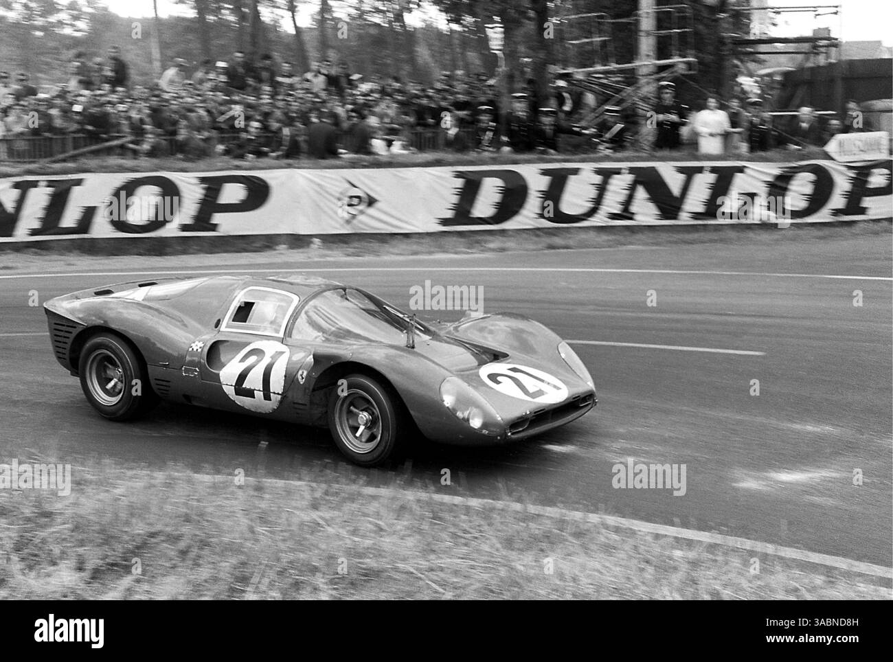 Starter Ferrari 330 P4 Coupé #19 – Le Mans 1967 – 1/43 – Modèle Rare Collection