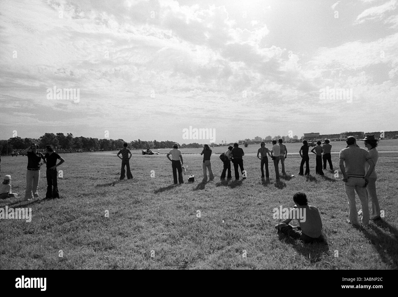 Spectators watch the cars by the side of the circuit..Argentinean Grand Prix, Rd1, Buenos Aires, Argentina, 13 January 1974. (Credit Image: ©Sutton Motorsports/ZUMA Press) Stock Photo