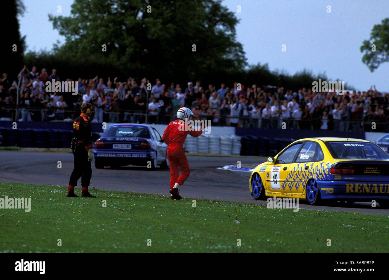Gabriele Tarquini (ITA) Alfa Romeo lets his feelings be know to Alain ...